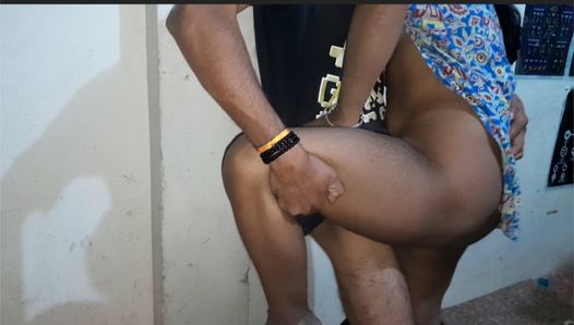 Stiefbruder fickt mich, während er auf meinem bein steht - indischer sexporno