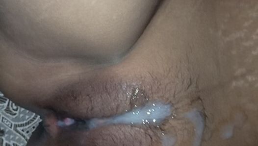 Creampie - selbstgedrehter Amateur-Sex mit enger, nasser, saftiger Muschi