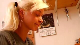 Sexy blondes teen aus deutschland befriedigt ihren geilen stiefvater