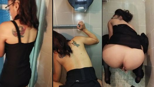 Sekretärin auf der Toilette bei der Arbeit gefickt, Blätter voller Sperma und neuer Job