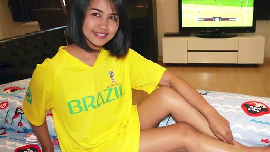Weltcup-Jersey, thailändische Teen-Amateurin gibt Blowjob und hat Cowgirl-Sex