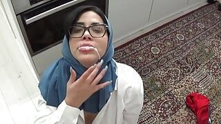 Arabische porno met sexy Algerijnse secretaresse na een lange dag hard werken