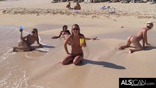 Zes geile lesbiennes doen het op een openbaar strand