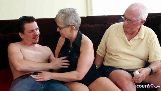 Oude oma-vrouw en man bij de eerste vvm-trio-seks met een jongen met een grote lul