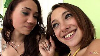 Lesbianas adolescentes cachondas se agarran, se lamen, se hacen tijeras y se tocan mientras disfrutan del placer del sexo