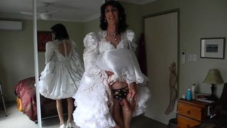 Transvestit masturbiert in verkürztem Hochzeitskleid