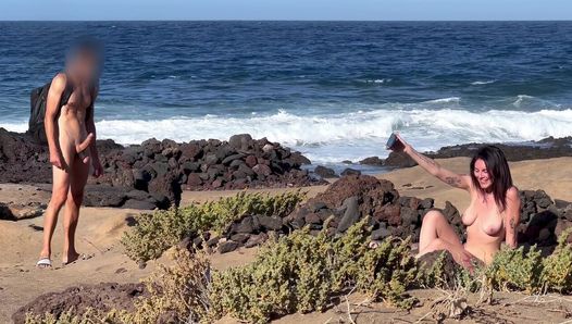 Nudisten strand pijpbeurt: Ik laat mijn harde pik zien aan een teef die me vraagt om een pijpbeurt en klaarkomen in haar mond.