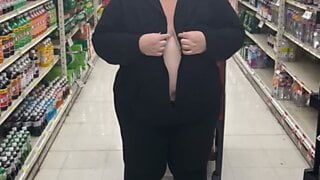 Blankziehen mit meinen Titten im Supermarkt.