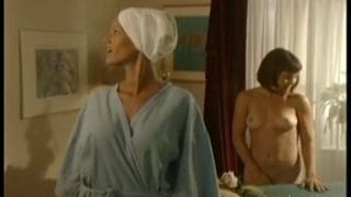 Nonne geht für eine nackte lesbische Massage ein (kurz)