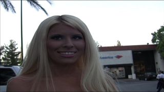 Heiße sexy Amateur-Blondine mit enger Muschi wird von der Straße abgeholt