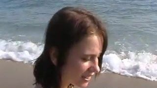 Sesso amatoriale libero dall&#39;abbinamento di coppie oscene nel bungalow sulla spiaggia