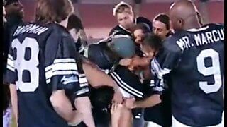 Cheerleader-Gang von einer ganzen Fußballmannschaft geknallt