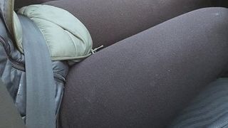 Stiefmutter wird beim Essen im Auto durch Leggings gefickt