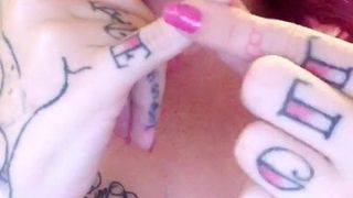 Sph Pinky поглаживает татуированная девушка