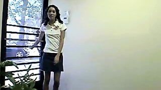 Versaute Teen masturbiert in ihrem Büro zu Hause