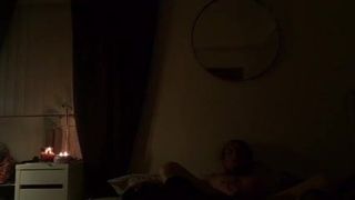 Junges fittes brünettes Mädchen fickt in selbstgedrehtem Sexvideo