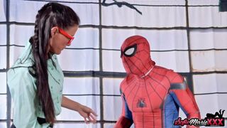Die freche Tante Sofie Marie lutscht den massiven harten Schwanz von Spiderman