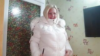 Show de fetiche com casaco de inverno, corcunda e esguicho