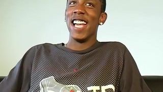 Junges junges schwarzes britisches Teenie Bobby spritzt warmes Sperma nach dem Wichsen