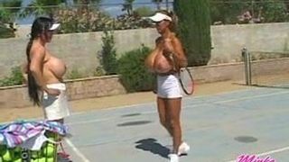 Minka und Jade Feng - oben ohne Tennis