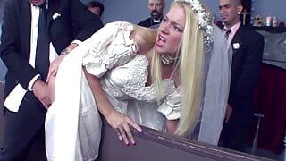 Блондинка повія хоче останній секс утрьох перед весіллям