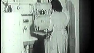 Handwerker fickt geile Hausfrau in Retro-Porno