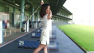 Une MILF japonaise a un rendez-vous de golf et adore l'amour dans un love hôtel