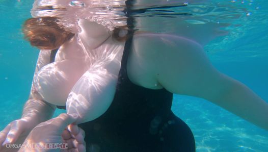 Undervattens footjob sex & bröstvårtan klämmer pov på offentlig strand - stora naturliga bröst pawg bbw fru är kinky på semester