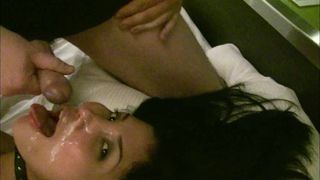 Asiatin bekommt eine doppelte Gesichtsbesamung und zeigt ihren Ehemann vor der Webcam