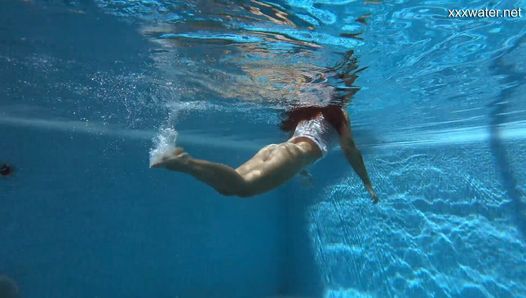 Dikke meid Puzan Bruhova zwemplezier
