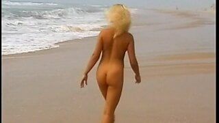 Blondine am Strand gefickt