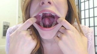 Heiße Frau, die ihre perfekten Zähne &amp; großen Mund zeigt