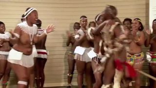 Meninas zulu em topless com bundas grandes e peitos parecem felizes