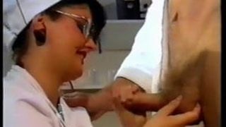 Geile Krankenschwester melkt Sperma