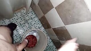 Chàng trai đồng tính cạo lông đít và dương vật của mình và sau đó thủ dâm trong phòng tắm