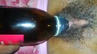 Sri Lanka Mädchen Bierflaschen-Spaß (Muschi-Spaß mit Bierflasche)