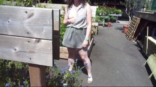 Frau zeigt sich in einem Gartencenter