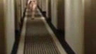 Ehefrau nackt im Hotel spazieren