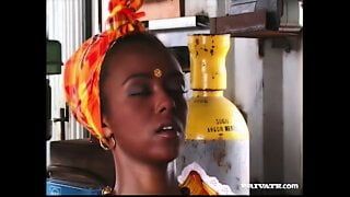 Ebony bagheera robi anal w stoczni, powiększony do 4k