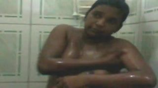 Trini, indisches Mädchen badet