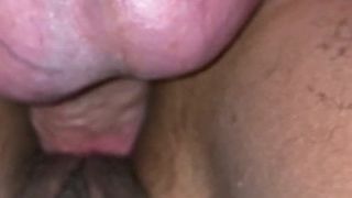 Zwei Freunde teilen einen Schwanz am Gloryhole - Creampie-Finish