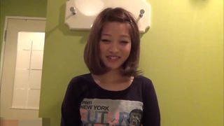 Japanisches Mädchen zeigt ihre Muschi