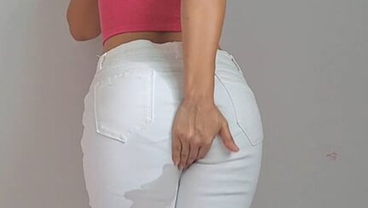 Mouillage de culotte et jean blanc