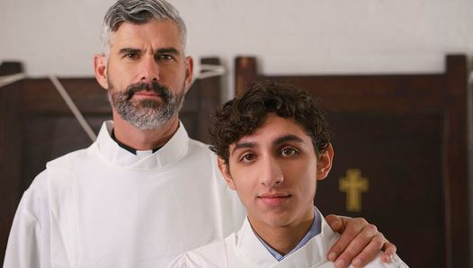 Heißer Priester-Sex mit katholischem Altarjungen beim Training