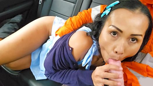 Pipe en voiture en public par une MILF thaïlandaise à forte poitrine qui aime sucer une grosse bite