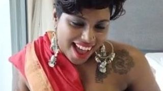Tamil sexig kvinna visar sin kropp och säger till män att onanera