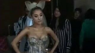 Ariana Grande Hot versteckt ihre kleinen Titten