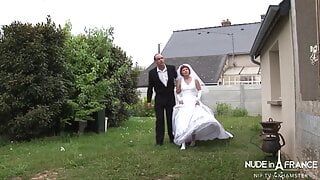 La pelosa sposa matura francese si fa sfondare il culo e scopare il pugno