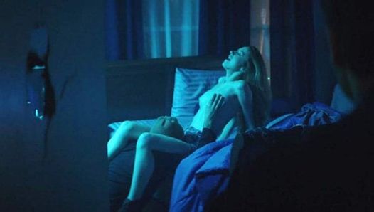 Zoey Deutch seksscène in Vincent n Roxxy op Scandalplanetcom