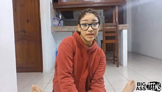 Hermanastra acaba de cumplir 18 años y pide su primer video porno hermanastra adicta al sex Anal pequeña babe con coño cremoso